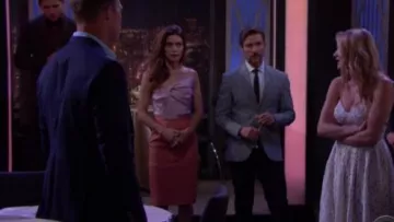 Vestido bustier de Victoria Newman (Amelia Heinle) en The Fires of Love