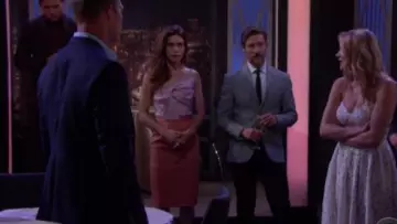 La robe bustier de Victoria Newman (Amelia Heinle) dans Les feux de l'amour