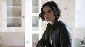 The leather jacket of Jane Doe (Jaimie Alexander) in Blindspot season 1