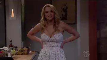 La robe blanche de Summer Newman (Hunter King) dans Les feux de l'amour