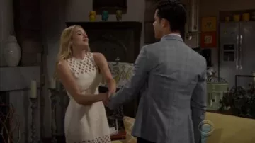 The beige dress of Summer Newman (Hunter King) in the fires of love