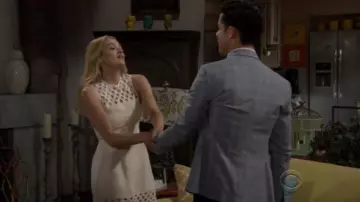 La robe beige de Summer Newman (Hunter King) dans Les feux de l'amour