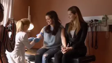 Cinturón de amarre de Sutton (Meghann Fahy) en el tipo audaz S01E06