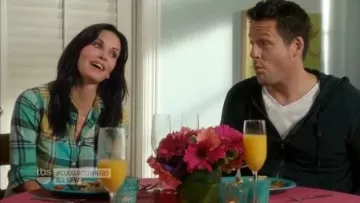 La chemise à carreaux de  Jules Cobb (Courtney Cox) dans ougar town S05E08