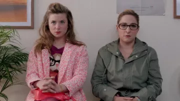 Le petit pull Chat à lunettes de Louche porté par Sophie (Sarah Suco) dans Joséphine s'arrondit