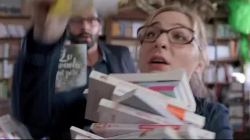 Le livre pour enfant La mouche qui pète choisi par Gilles (Mehdi Nebbou) dans Joséphine s'arrondit