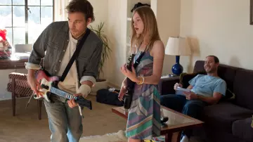 La robe rayée  à bretelles Ecote de Cleo (Elle Fanning) dans Somewhere