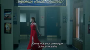 La robe rouge de Cheryl Blossom (Madelaine Petsch) dans Riverdale S01E11