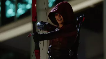 Le blouson rouge de Thea Queen (Willa Holland) dans Arrow saison 4