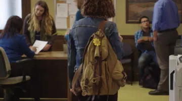 Sac à dos porté par Hannah (Katherine Langford) dans les 13 Raisons pour lesquelles S01E10