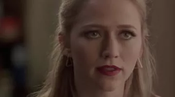 Earrings triangles of Shelby Wyatt (Johanna Braddy) in Quantico S02E17