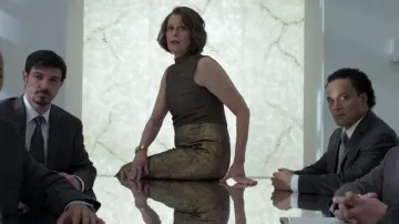 La robe Dries Van Noten d'Alexandra (Sigourney Weaver) dans The Defenders