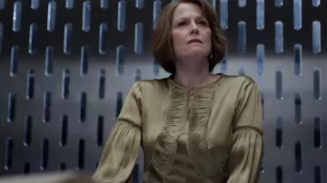 La blusa Dries Van Noten d'Alexandra (Sigourney Weaver) dans The Defenders