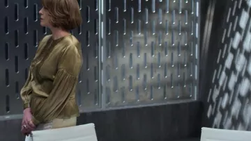 La jupe Dries Van Noten d'Alexandra (Sigourney Weaver) dans The Defenders