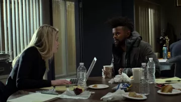 La veste de Rachael Taylor (Trish Walker) dans The Defenders S01E05