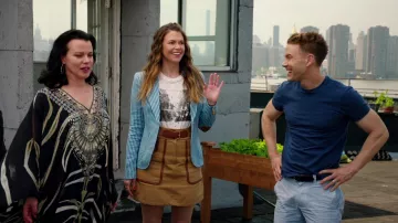 The skirt khaki Liza Miller (Sutton Foster) in Younger S04E08