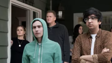 The shirt brown patterned leopard Zahid (Nik Dodani) in Typical S01E08