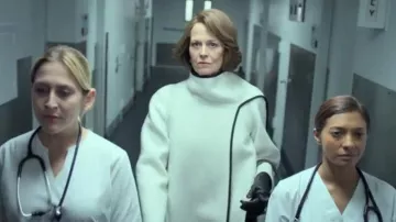 Abrigo sportmax Jolly blanco de Alexandra (Sigourney Weaver) en The Defenders S01E01