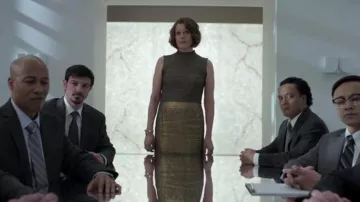 La robe Dries Van Noten Diman dorée d'Alexandra (Sigourney Weaver) dans The Defenders