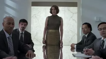 La robe Dries Van Noten Diman dorée d'Alexandra (Sigourney Weaver) dans The Defenders