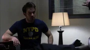 Le T-shirt NYPD Harlem de Matt Murdock (Charlie Cox) dans The Defenders S01E07