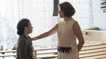 Le top Dries Van Noten beige à plumes violettes d'Alexandra (Sigourney Weaver) dans The Defenders S01E02