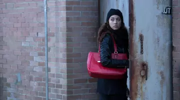 Le sac rouge de Julia Wicker (Stella Maeve) dans The Magicians S01E03