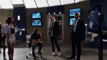 La falda que lleva Iris West (Candice Patton) en The Flash S03E04