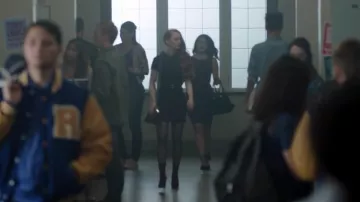 The ankle boots in velvet of Cheryl Blossom (Madelaine Petsch) in Riverdale S01E05