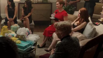 Les escarpins à nœud de Cheryl Blossom (Madelaine Petsch) dans Riverdale S01E08