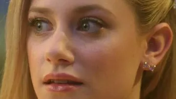 The earrings of Betty Cooper (Lili Reinhart) in Riverdale S01E11