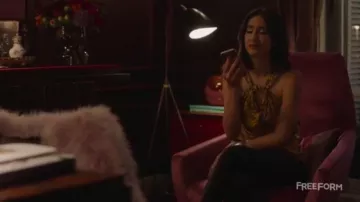 La tapa amarilla Star Isabel Marant de Adena El-Amin (Nikohl Boosheri) en The Bold Type S01E08