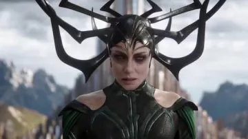 The cuff of Hela (Cate Blanchett) in Thor Ragnarok