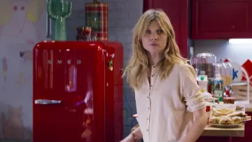 The refrigerator high gloss red Smeg in Gloria (Gloria Colston), and Samuel (Omar Sy) in Tomorrow it all starts