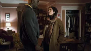 Le manteau camel Madewell de Claire Temple (Rosario Dawson) dans Marvel's The Defenders saison 1