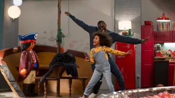 Apliques de globo de Boris Klimek en el apartamento de Gloria (Gloria Colston) y Samuel (Omar Sy)