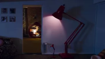 La lámpara del arquitecto rojo arriba en Gloria (Gloria Colston) y Samuel (Omar Sy) en Tomorrow It All Begins