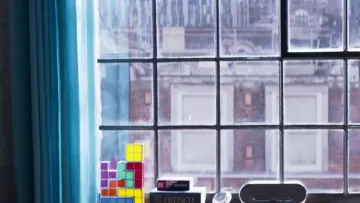 La lámpara TETRIS en el salón de Gloria (Gloria Colston) y Samuel (Omar Sy) en Tomorrow It All Begins