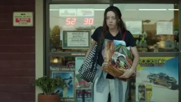 The backpack Vans checkerboard Ingrid Thorburn (Aubrey Plaza) in Ingrid Goes West