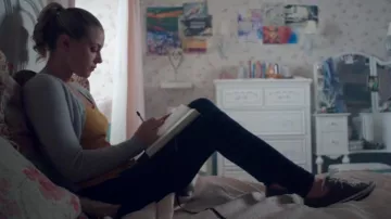 Sneakers converse grey of Betty Cooper (Lili Reinhart) in Riverdale S01E06