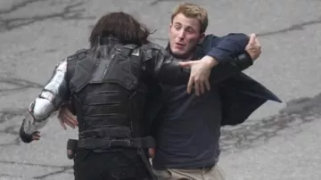 Les couteaux de lancer de Bu­cky Barnes (Se­bas­tian Stan) dans Cap­tain Ame­rica 2 : Le Sol­dat de l'­hi­ver