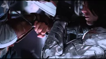 Le couteau de Bu­cky Barnes (Se­bas­tian Stan) dans Cap­tain Ame­rica 2 : Le Sol­dat de l'­hi­ver