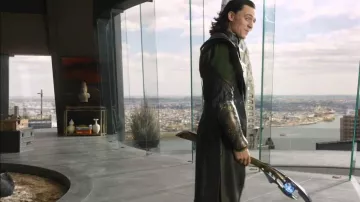Le long sceptre final lumineux de Loki (Tom Hidd­les­ton) dans Avengers