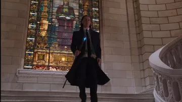 Le bâton de Loki (Tom Hidd­les­ton) à Stuttgart dans Avengers