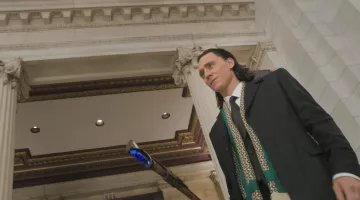 L’écharpe de Loki (Tom Hidd­les­ton) à Stuttgart dans Aven­gers