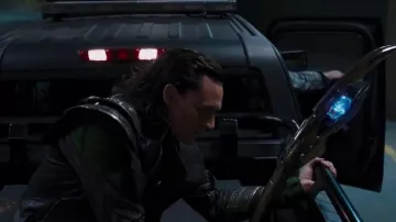 Le long sceptre fi­nal lu­mi­neux de Loki (Tom Hidd­les­ton) dans Aven­gers