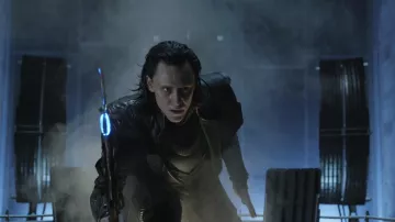 Le long sceptre fi­nal lu­mi­neux de Loki (Tom Hidd­les­ton) dans Aven­gers