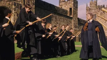 La réplica de la capa Gryffindor de Neville Longbottom (Matthew Lewis) en Harry Potter en la Escuela del Hechicero