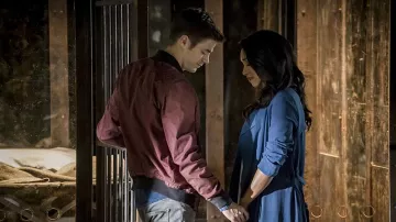 Chaqueta borgoña de Barry Allen (Grant Gustin) en The Flash S03E01