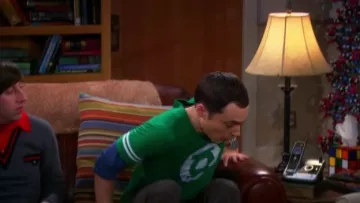 Le t-shirt Green Lantern de Sheldon Cooper (Jim Parsons) dans The Big Bang Theory S03E18